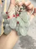 Pingente de Jade Aventurina em Cor Água Clara com Novo Estilo Chinês, Apresentando uma Pequena Flor de Seis Pétalas e um Design de Gato da Sorte