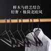 Perchero de Madera Maciza y Hierro Estilo Lujo Ligero de Hombro Ancho para Hotel Villa Modelo de Armario Perchero de Madera para el Hogar