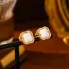 Pendientes de Flor de Cuatro Hojas de Nácar Natural a la Moda para Mujer, Pendientes de Botón de Circonita Microincrustada de Lujo Ligero de Alta Gama, Pendientes Versátiles de Lujo Ligero