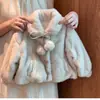 Conjunto de inverno para meninas 2026 novo estilo, jaqueta e suéter forrados com fleece e espessados, conjunto de duas peças quente e estiloso para bebês