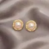 Versão coreana estilo TikTok de brincos de pérola populares para mulheres, luxo leve com sensação de alta qualidade, brincos versáteis de nicho, acessórios de orelha elegantes e modernos