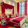 Decoración de Habitación de Boda con un Estilo Chino de Alta Gama, Cortinas de Colores Contrastantes Rojo y Azul, Pared del Fondo de la Cabecera con el Carácter de Doble Felicidad, Habitación de la Novia