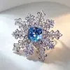 Nuevo Broche de Copo de Nieve de Cobre con Circonita y Micro-Adornos de Moda y Creatividad, Pin de Joyería para Corsage de Ropa de Mujer de Alta Gama y Elegante