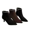 Nuevas botas cortas de mujer para otoño/invierno 2026, con forro de felpa, punta fina sexy, efecto adelgazante, diseño de moda, tacón esbelto y adornos de pedrería, creando un look elegante y con estilo