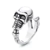 Europa y Estados Unidos transfronterizos súper ventas anillo de calavera retro personalidad dominante para hombre nueva tendencia anillo de garra mágica venta al por mayor