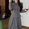 Top Slimming Versátil Estilo Vintage com Ajuste na Cintura para Mulheres, Conjunto de Duas Peças Saia Evasê de Cintura Alta Primavera e Outono 2026