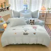 Juego de cuatro piezas de terciopelo de leche bordado con toalla, ropa de cama de forro polar coral de invierno, funda de edredón, sábana y juego de tres piezas de franela