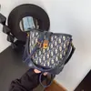Bolso de Mano de Moda de Gama Alta para Mujer 2023 Nuevo Otoño e Invierno Retro Casual Bolso Cubo Diseño de Nicho Bolso de Hombro