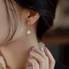 ¡Valor! El viento está soplando aretes de perla Qiao Mei largos súper hada temperamento chapado en oro de 14K aretes simples colgante