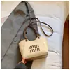 Bolsa Pequena Exquisita Versátil para Mulheres 2026 Nova Inverno Nicho Retro Bolsa de Mão Simples para o Dia a Dia Bolsa Transversal