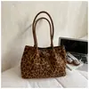 Bolsa Tote Suede Grande Capacidade Casual da Moda 2025 Inverno Nova para o Trabalho com Visual Elegante Casual de Ombro Feminina