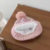 Gorro de inverno para crianças, gorro de tricô com pompom e design de coração, proteção para as orelhas, espessado, borda dobrada, gorro moderno à prova de vento para meninos e meninas