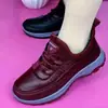 Zapatos de Algodón Gruesos de Invierno para Mujer de Mediana Edad y Mayores con Felpa Adicional Zapatos de Madre Suela Suave Antideslizantes Zapatos de Abuela Impermeables Cálidos Zapatos de Algodón para Mayores