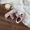 Zapatos de Princesa para Niñas 2026 Primavera/Otoño Nuevo Estilo Niña Pequeña Lazo Terciopelo Dorado Zapatos de Piel de Princesa Zapatos Individuales de Suela Blanda para Niños