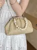 Bolso de mano de paja de moda transfronterizo, bolso nube versátil y elegante con cuentas, bolso de clip de nicho moderno, bolso cruzado tejido