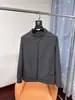 ¡Ropa exterior estilo montaña! A prueba de viento, impermeable y duradera, esta nueva colección de otoño presenta una chaqueta deportiva y casual para hombre con cuello alto elástico