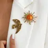 Broche Vintage de Esmalte Pomba da Paz, Broche de Metal Luxuoso em Formato de Sol, Acessório Personalizado para Roupas Femininas em Estoque