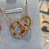 Collar de cadena con colgante pequeño clásico LOVE de alta gama, doble anillo para mujer, chapado en oro V grueso con oro rosa de 18 quilates, moderno y de lujo ligero