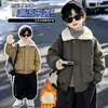Jaqueta Infantil Forrada com Fleece 2026 Outono/Inverno Novo Estilo Meninos Estilo Coreano Bonito Estilo Hong Kong Jaqueta de Algodão Bebê Criança Pequena Roupas de Algodão Espessadas