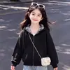 Conjunto Versátil de Dos Piezas para Niñas: Sudadera con Capucha y Cremallera de Manga Larga Estilo Universitario Nuevo y Jeans con Lazo 2026