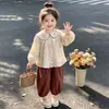 Conjunto floral estilo coreano para meninas com gola de concha, novo conjunto de duas peças da moda primavera e outono 2026 para meninas pequenas
