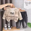 Conjunto de Primavera e Outono para Meninos Novo Estilo Roupa de Primavera para Bebê Menino Estiloso Tie-Dye Letra Manga Longa Conjunto de Três Peças Roupa para Bebês e Crianças