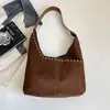 Bolsa tote coreana 2026 nova com rebites, grande capacidade, couro PU macio, bolsa versátil para o dia a dia, bolsa de ombro de moda nicho