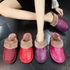 Pantuflas de algodón cálidas de invierno para el hogar, pantuflas cerradas antideslizantes para interiores, pantuflas de cuero genuino para parejas, venta al por mayor desde el fabricante