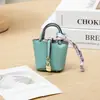 Novo Pingente de Bolsa da Moda, Chaveiro de Couro de Alta Qualidade para Carro, Bolsa Criativa Fofa para Fones de Ouvido, Acessórios para Bolsa Feminina