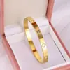 Venda Quente Transfronteiriça Pulseira Oca de Aço Inoxidável Trevo de Quatro Folhas Zircônia Banhada a Ouro 18K Moda de Luxo Leve Versátil Joia que Não Desbota