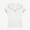 Casual y juvenil, este polo bordado de bloques de color para mujer es un top de verano con cuello camisero y manga corta.