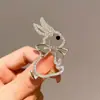 Broche único de perlas con diseño de corazón 2024 nueva moda otoño e invierno corsage accesorios de alfiler delicados para mujer Corea del Sur