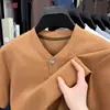 Camiseta de verano para hombre con cuello en V de un botón y manga corta, top moderno y elegante para hombre, ropa casual y versátil
