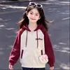 Conjunto de Dos Piezas Versátil para Niñas, Estilo Preppy, Colores Americanos Bloqueados, Sudadera con Capucha y Jeans Elegantes, Primavera/Otoño 2026