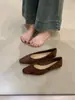 Zapatos de tacón de cuña de moda con punta fina y suela blanda para mujer 2025 Nuevos Zapatos de trabajo slip-on de gamuza estilo retro