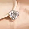 Broche Retorcido de Metal Brillante de Alta Gama Estilo Europeo y Americano Diseño de Nicho Nuevo Accesorios para Traje