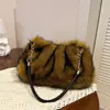Bolso peludo de felpa elegante y único para otoño, nuevo modelo 2026, lindo color degradado, bolso de hombro con cadena de alta gama para mujer
