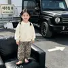 Conjunto de Moletom Primavera e Outono Unissex Infantil Gola Redonda Manga Longa Estampa de Leopardo Calça Esportiva Conjunto de Duas Peças Infantil Conjunto Estiloso para Meninas