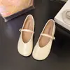 Sapatos Mary Jane baixos estilo retrô para mulheres, novo modelo verão 2026, bico redondo com fivela, mocassins de couro macio
