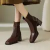 Botas femininas justas de salto alto com retalhos de couro genuíno estilo vintage francês, coleção de inverno 2026, botas curtas da moda com bico quadrado e salto grosso para mulheres, botas de meia-estação para primavera e outono