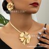 Nueva moda europea y americana accesorios de alta gama flores con collar de perlas pulsera traje de joyería para damas fábrica de origen