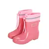 Botas de chuva curtas e estilosas, à prova d'água, com punho, na altura da panturrilha, sapatos de borracha antiderrapantes e resistentes ao desgaste para cozinha, botas de chuva quentes para mulheres