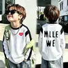 Camiseta de manga comprida com blocos de cor e retalhos para meninos, estilo primavera e outono, coleção de outono infantil, para meninos mais velhos, camiseta com manga raglan, blusa de modelagem solta