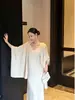 Traje completo deslumbrante: um conjunto elegante de xale branco leitoso e vestido de slip conjunto de duas peças de tricô para mulheres
