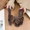 Chinelos Peludos Chinelos Europeus e Americanos Modernos Casuais para Usar ao Ar Livre Outono e Inverno Chinelos Novos de Pelúcia com Solado Plano para Casa e Uso ao Ar Livre