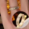 1 Anillo Rayado Nuevo Clásico de Moda Anillo de Pareja a Juego con Diseño de Engranaje para Mujer, Adecuado para el Uso Diario