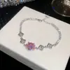 Pulseira geométrica floral oca em formato de diamante de zircônia, um acessório luxuoso e de alta qualidade, uma joia única e estilosa que complementa qualquer look, projetada para mulheres.
