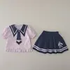 Conjunto de Roupas de Verão para Meninas 2026 Novo Estilo Crianças Bebê Estiloso Estilo Coreano Gola de Marinheiro Gravata Manga Curta Saia Curta Conjunto de Duas Peças