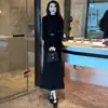 Elegante traje de falda para mujer, nuevo estilo otoño e invierno, conjunto de dos piezas elegante con top de punto entallado a la cintura y falda, moderno desde la fábrica original