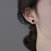 Pendientes de botón de trébol de cuatro hojas negros para mujer, estilo nuevo, lujo ligero, pendientes de alta gama, moda, versátiles, cuidado del lóbulo de la oreja, accesorios para la oreja, venta al por mayor